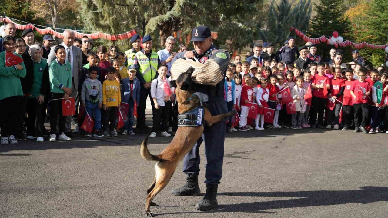 Jandarma,  Cumhuriyet’in 100. yılında kapılarını öğrencilere açtı: Hem eğlendiler hem öğrendiler