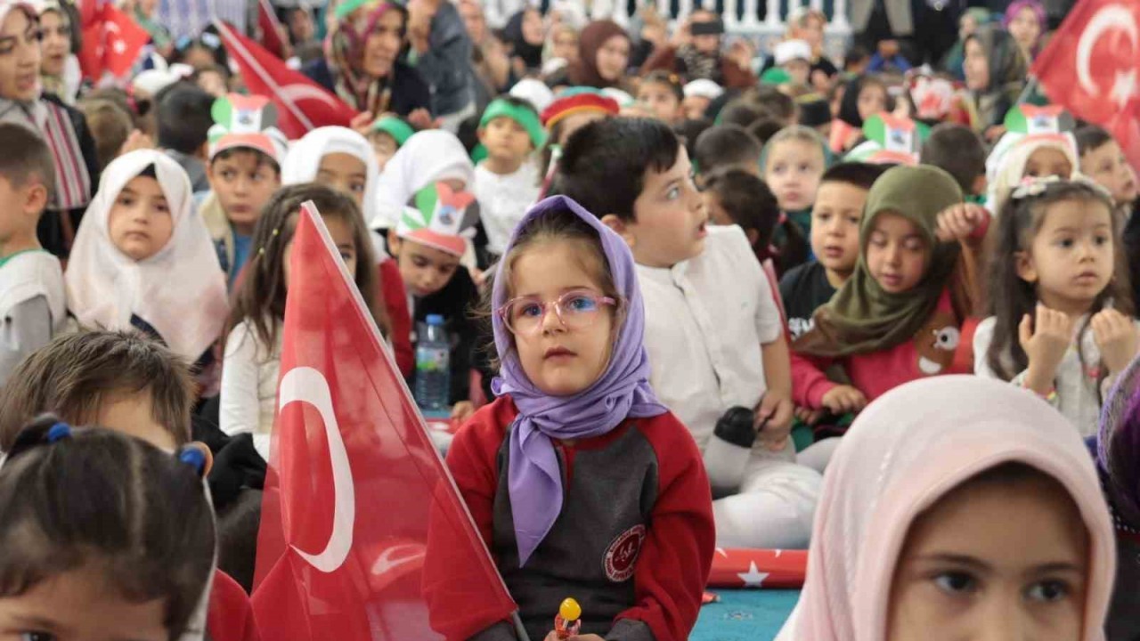 Minik ellerini ‘Filistin’ için semaya açtılar