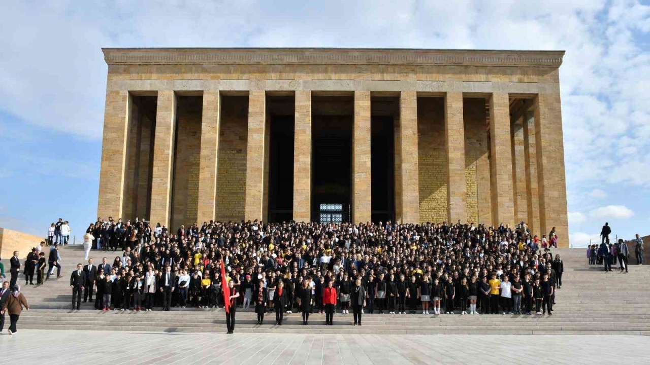 Özel Arı Okulları kuruluşunun 40. yılı nedeniyle Ata’nın huzurunda