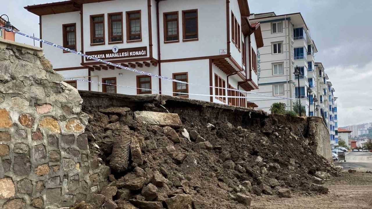 Yozgat’ta şiddetli yağış nedeniyle istinat duvarı çöktü