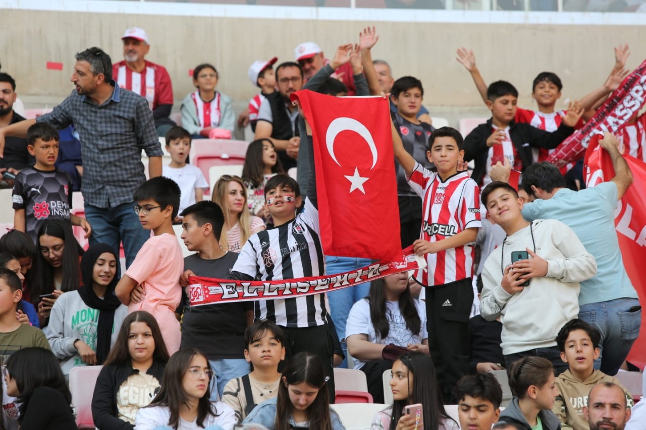 MİNİKLER TRİBÜNDE