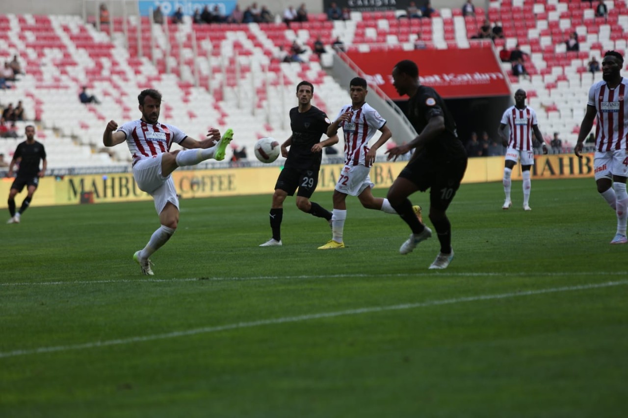 İKİ OYUNCU DEĞİŞTİRDİ