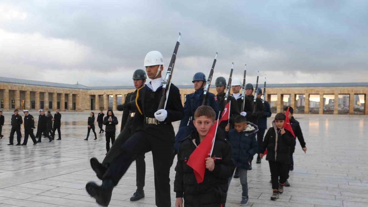 ‘Anıtkabir’de saygı nöbeti’ videosuyla gündem olan öğrenciler Anıtkabir’i ziyaret etti