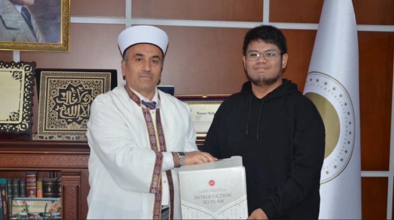 Arkadaşlarından etkilendi,  Müslüman oldu