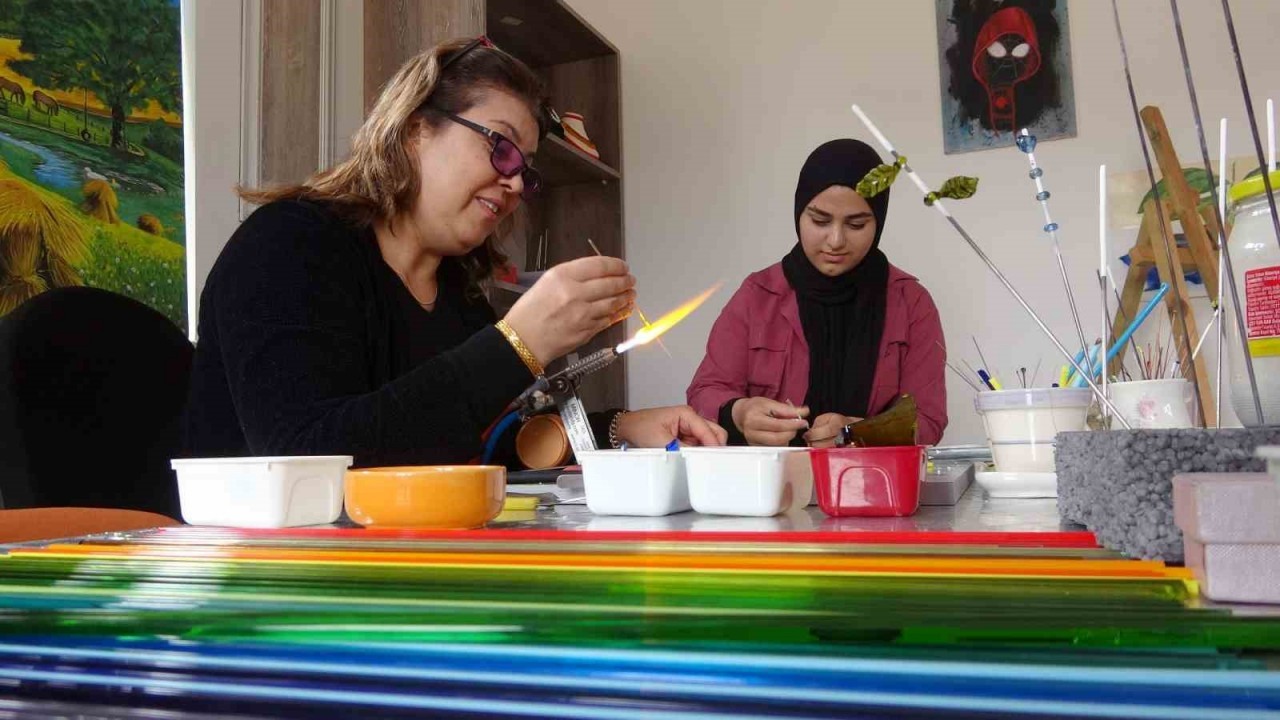 Atık cam şişeler,  kadınların ellerinde sanat eserine dönüşüyor