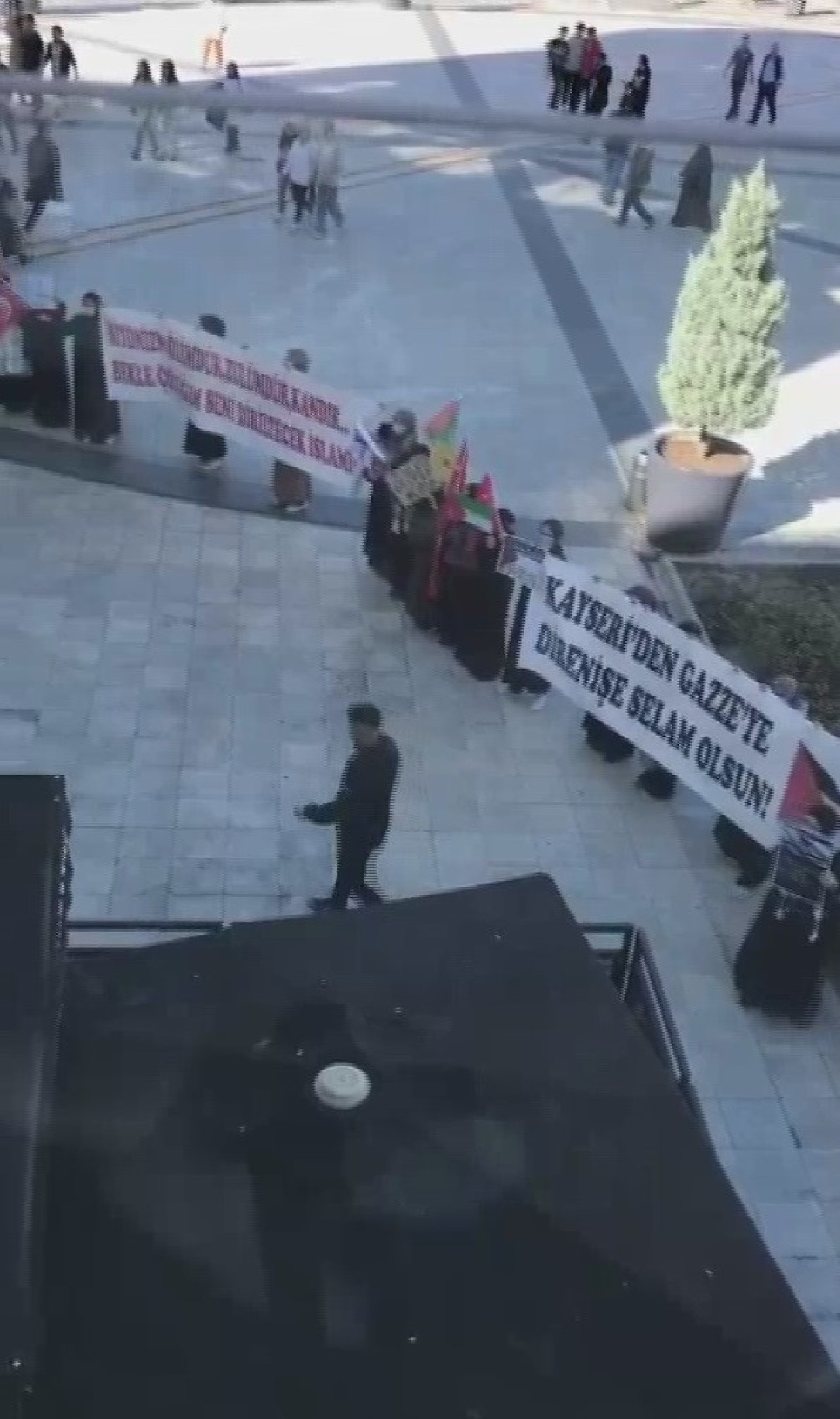 AVM’de Protesto