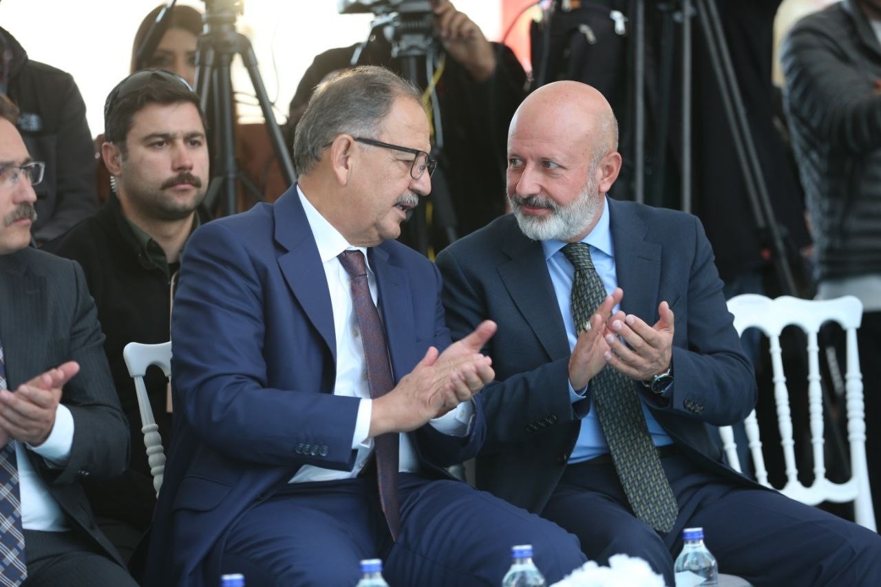 Başkan Çolakbayrakdar,  "Türkiye’ye örnek olan projelerle yüreklere dokunuyoruz"