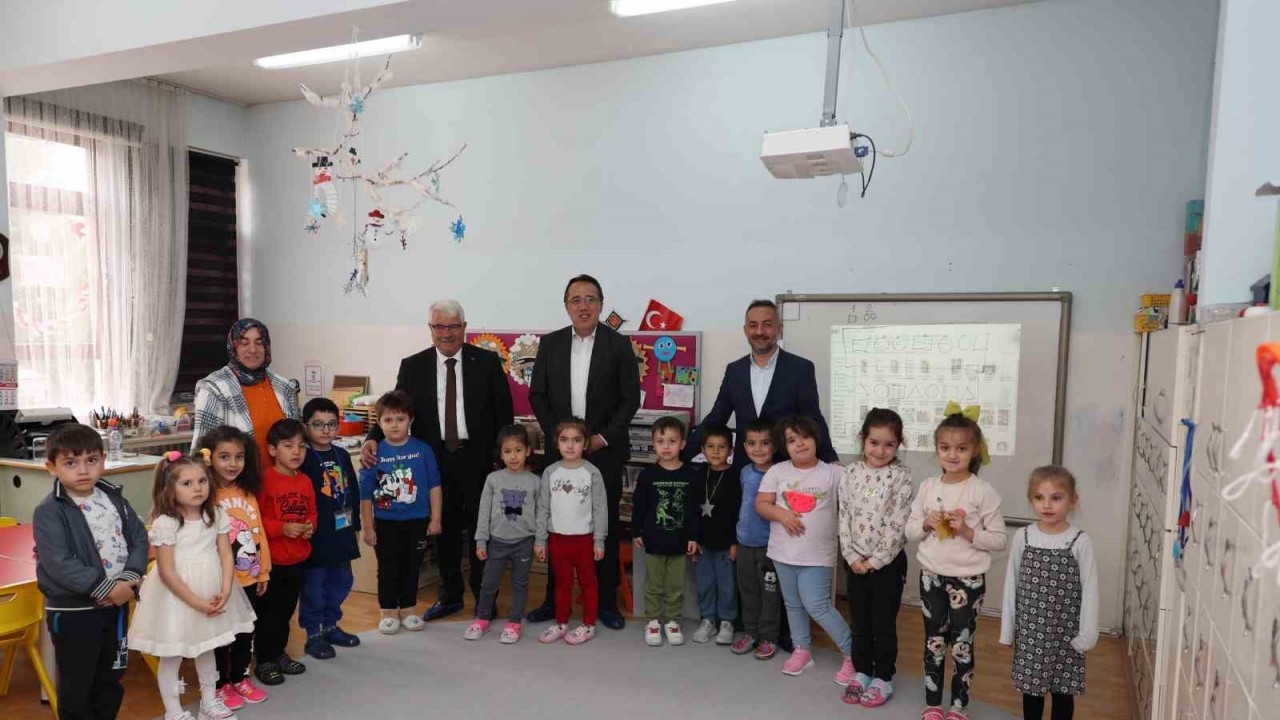 Başkan Savran ilkokul öğrencilerinin açtığı sergiyi gezdi