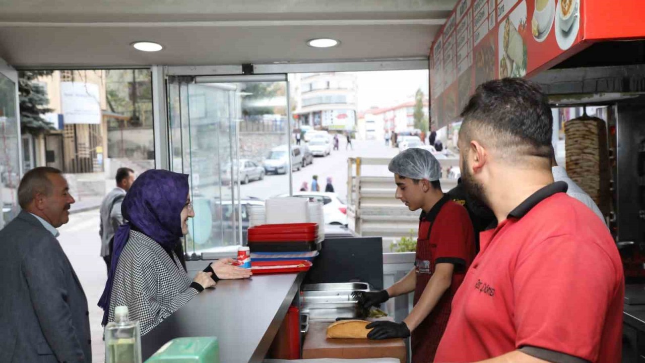 Belediye Başkanı Hilal Ayık İlçe Esnafını Ziyaret Etti