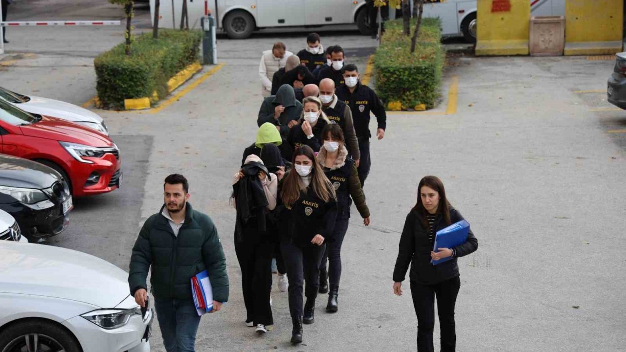 Birçok kişiyi dolandırarak mağduriyet oluşturan 8 şüpheli adliyeye sevk edildi