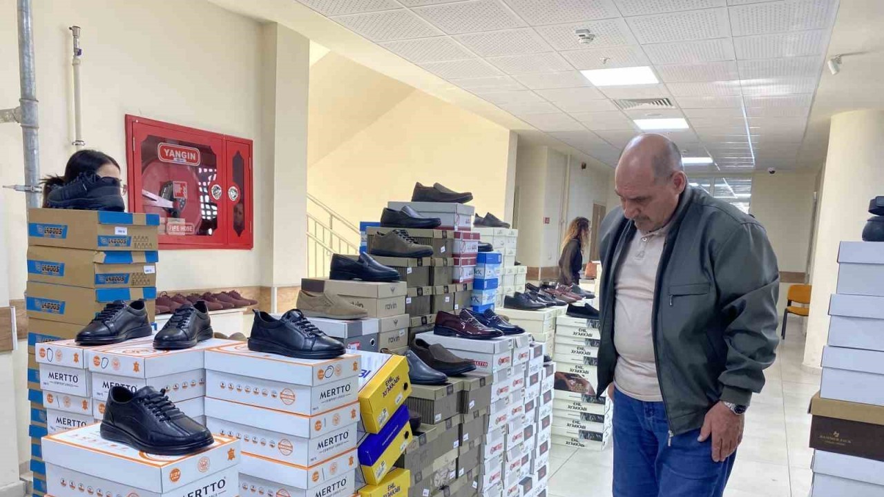 Bu hayır çarşısında ayakkabı ve çantalar satışa çıktı