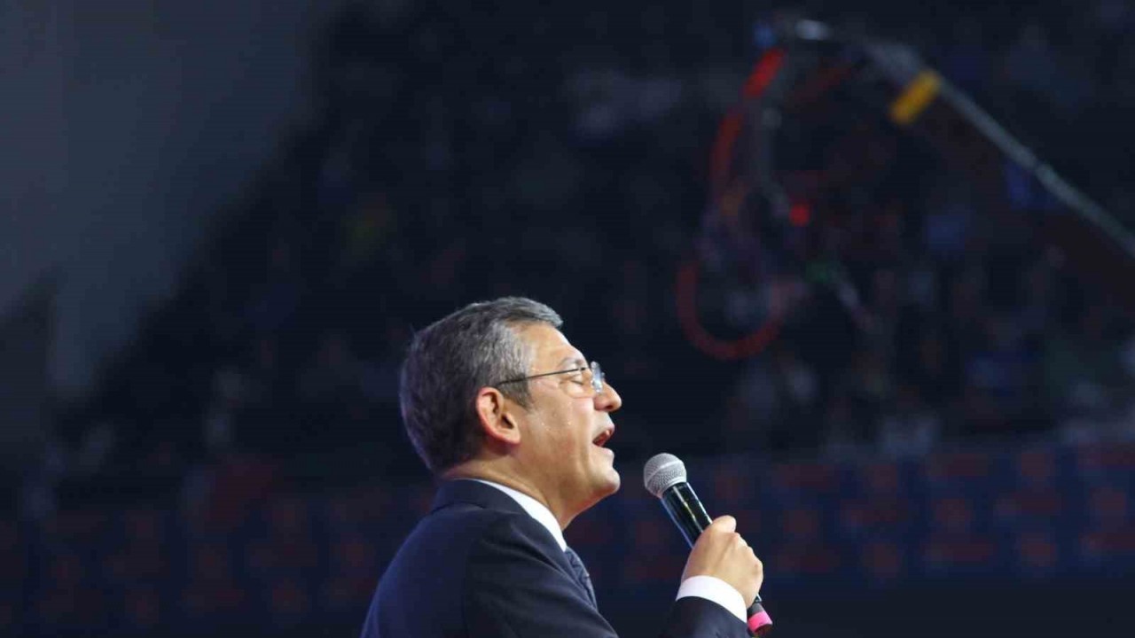 CHP Genel Başkanı Özel: "Salondan 130 milletvekilimizle el ele omuz omuza çıkıyorum"