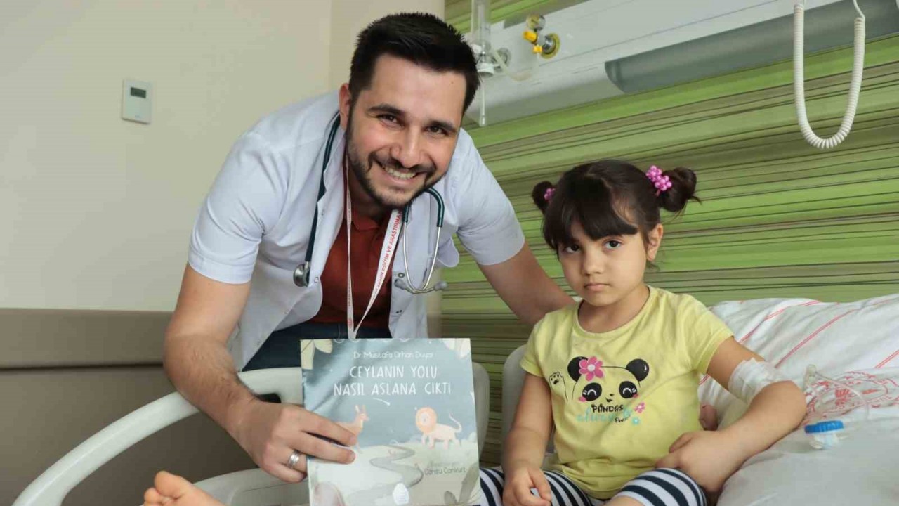 Çocuk doktoru yazdığı hikaye kitabını servis servis gezerek çocuklara okuyor