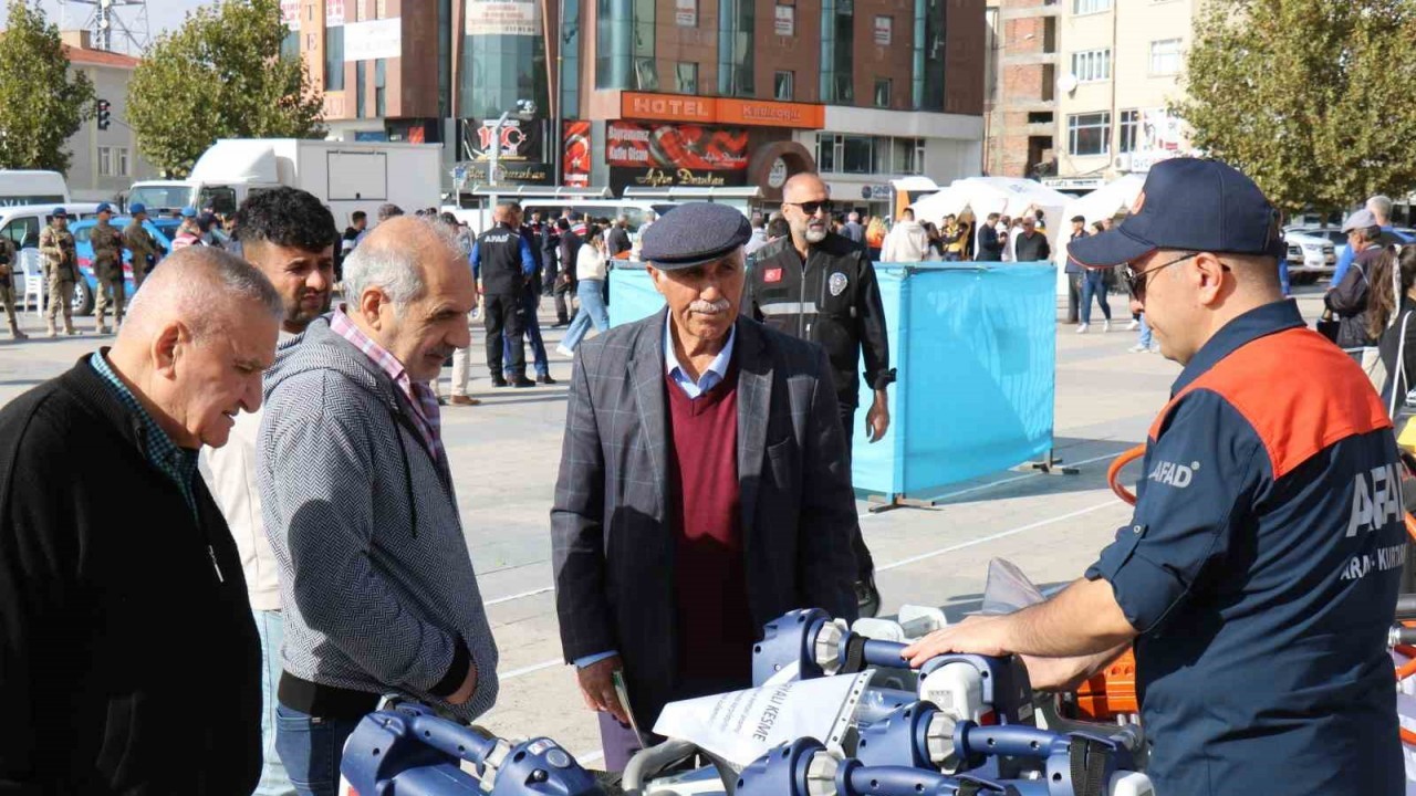 Deprem bilgilendirmesinde jandarma köpekleri ilgi odağı oldu