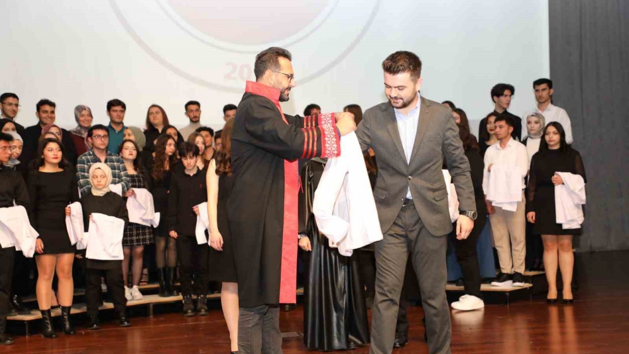 Diş hekimi adayları beyaz önlük giydi