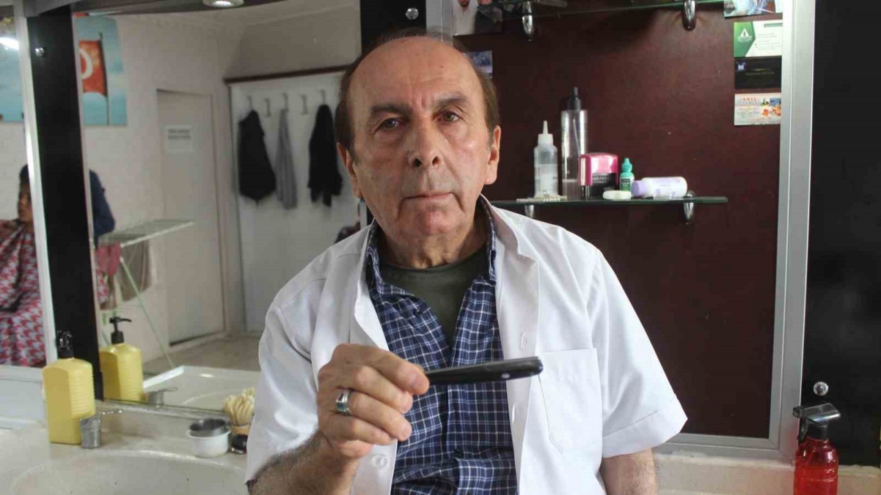 Emektar berber 53 yıldır mesleğini ilk günkü heyecan ile yapıyor