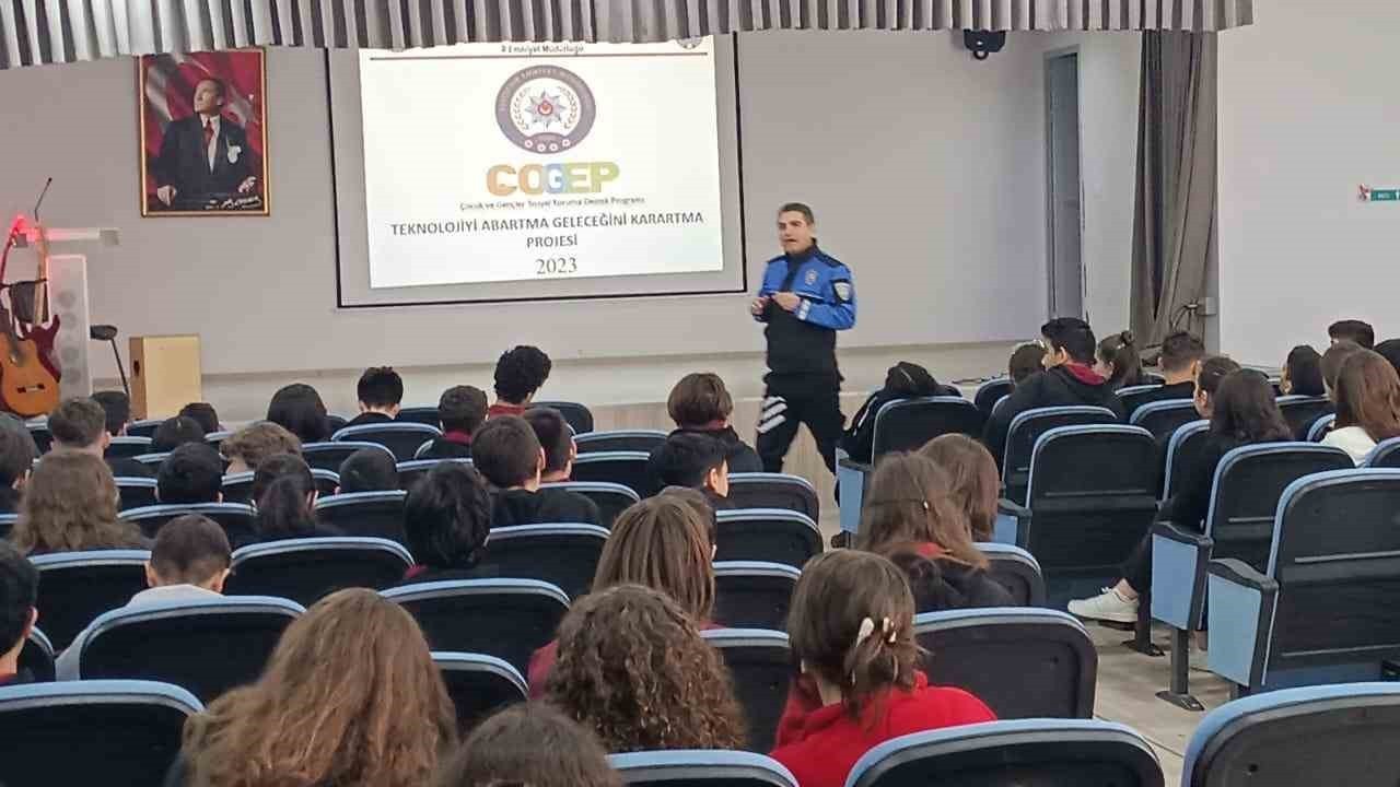Emniyet Müdürlüğü, 'Teknolojiyi Abartma Geleceğini Karartma' Projesiyle Öğrencilere Bilinç Kazandırıyor