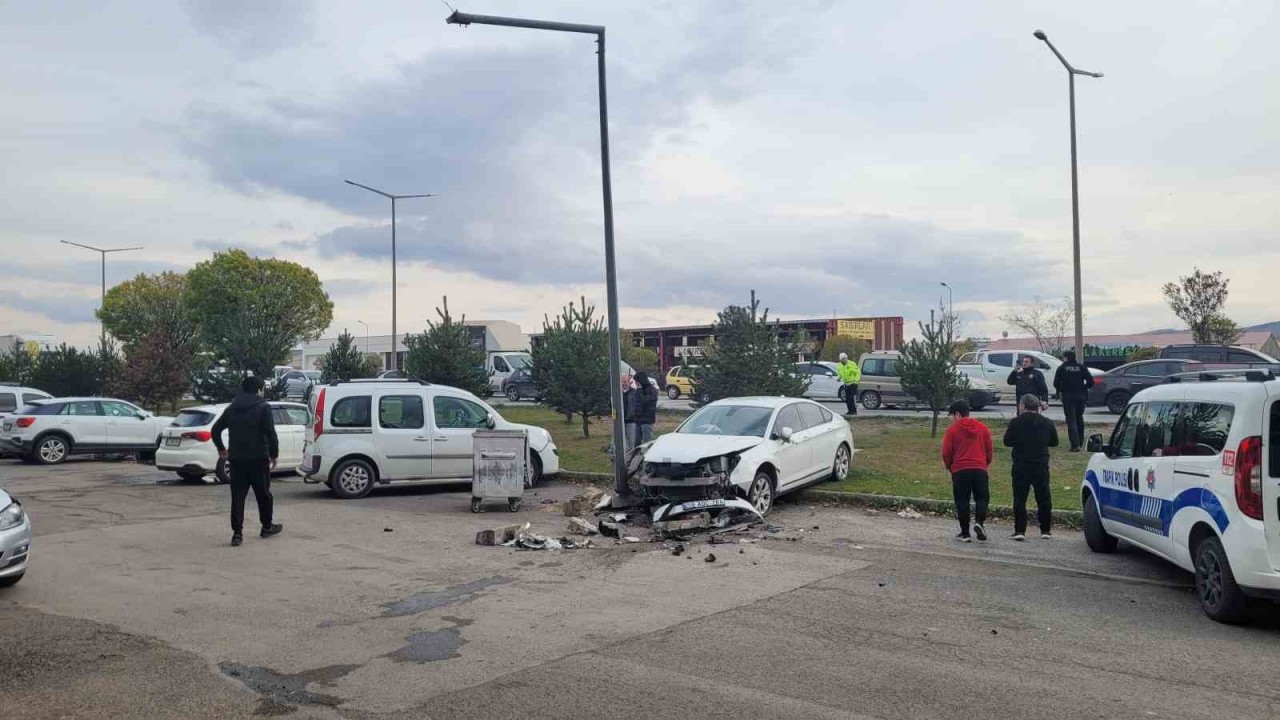 Frenle Gaz Pedalini Karıştırınca Kaza Yaptı
