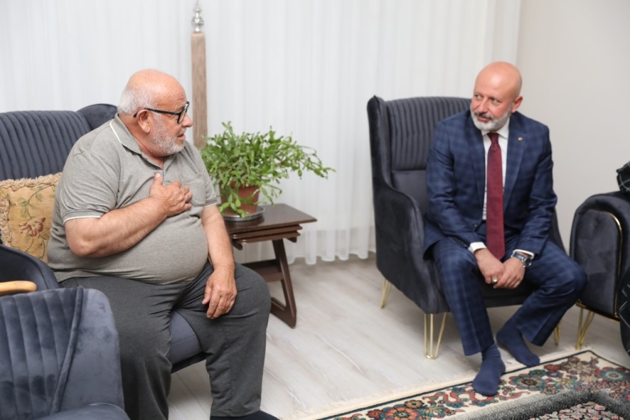 Gecekonduda yaşayan aile,  dönüşümle artık sıcak evlerinde