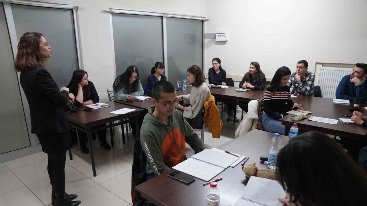 Gençler Tepebaşı’nda dil öğreniyor
