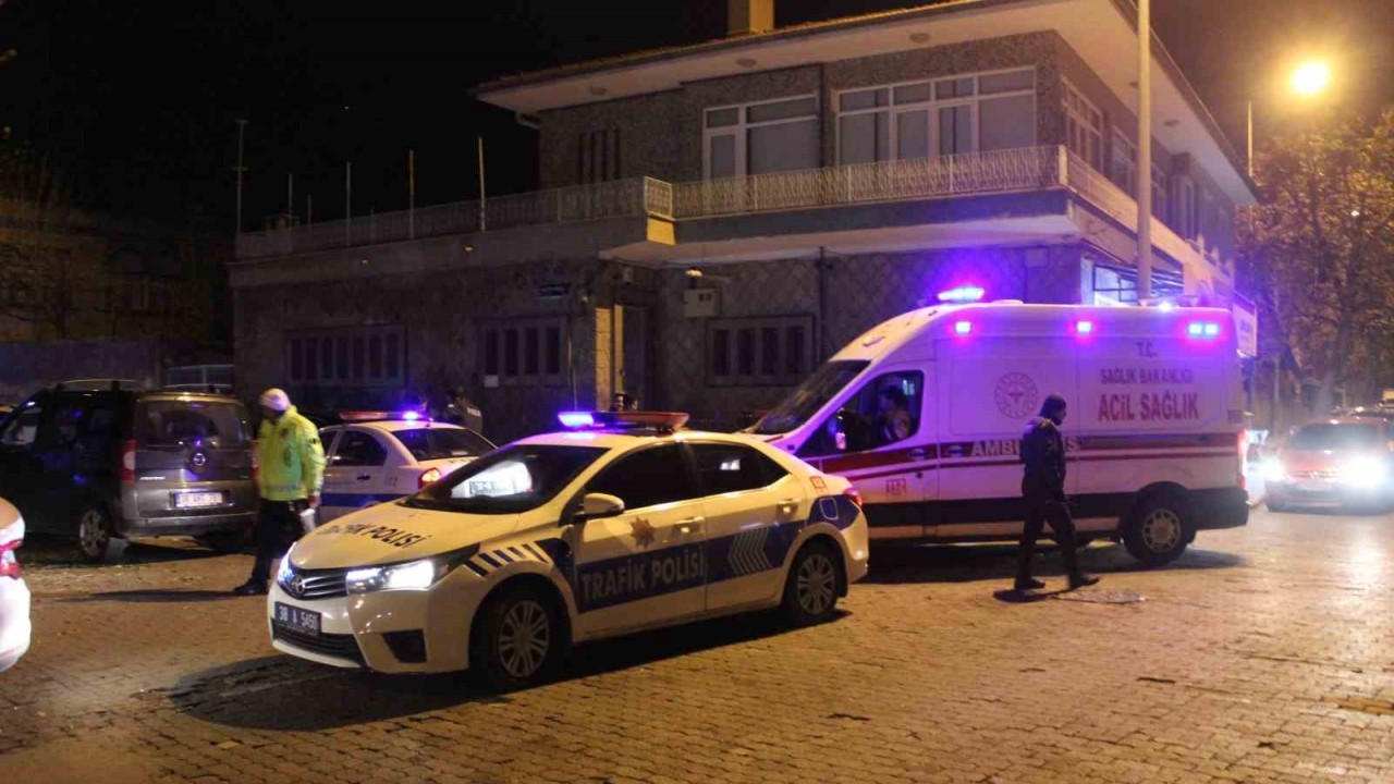 Görevi Başındaki Polisi Yaraladı
