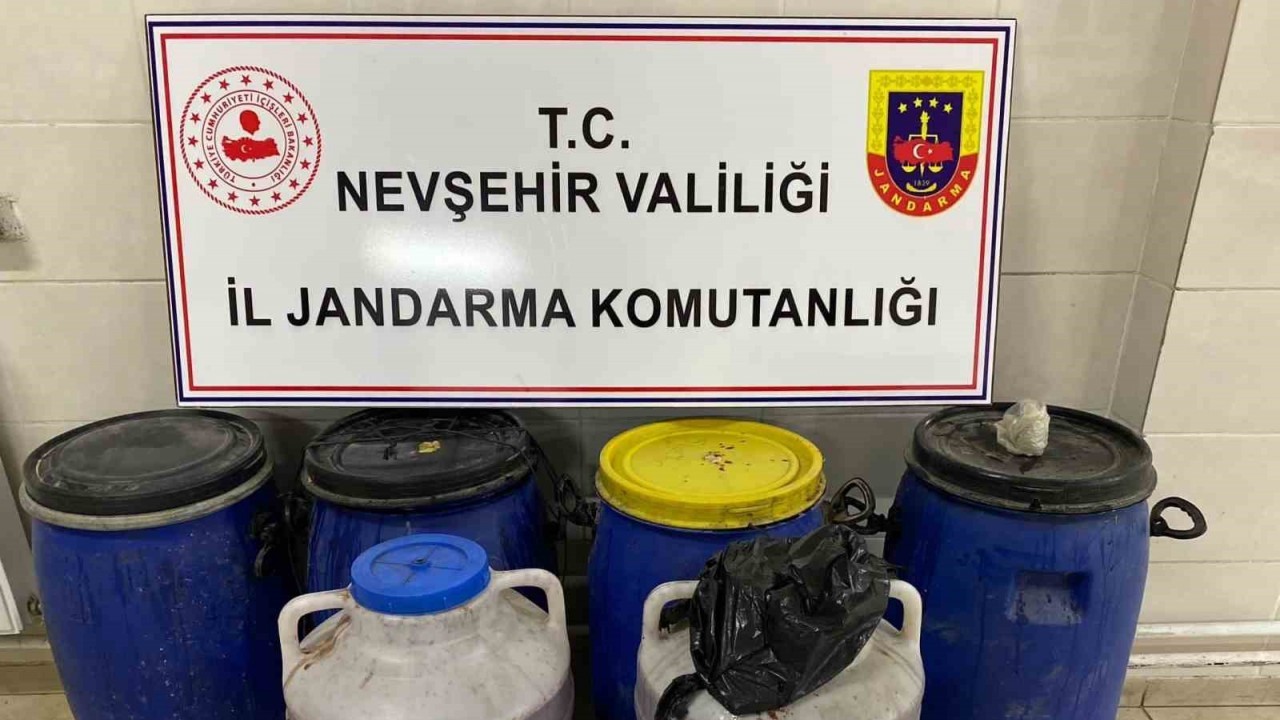 İş yerinde yapılan aramalarda 400 litre kaçak alkol bulundu