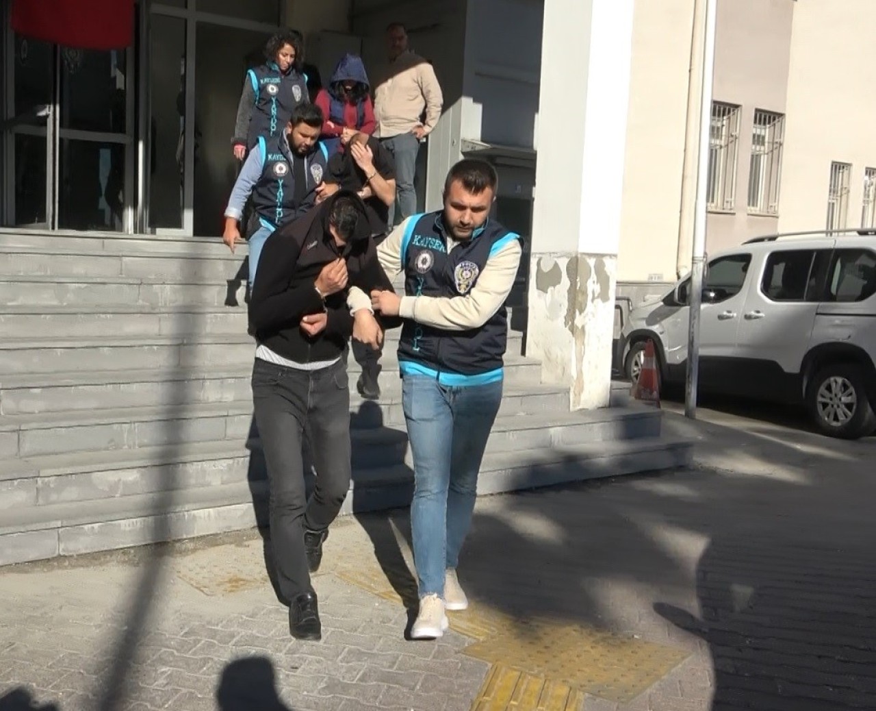 Kar vaadiyle 7 kişiyi 1 milyon TL dolandırdılar: 1’i kadın 4 gözaltı