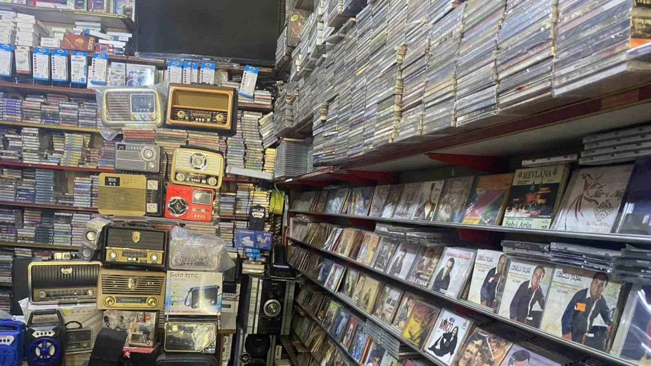 Kaset satarak 45 yılını geçirdi,  ölene kadar da satmaya devam etmek istiyor