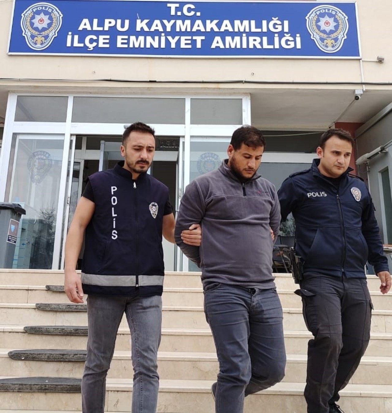 Kendisini polis,  asker veya savcı olarak tanıtan dolandırıcı tutuklandı