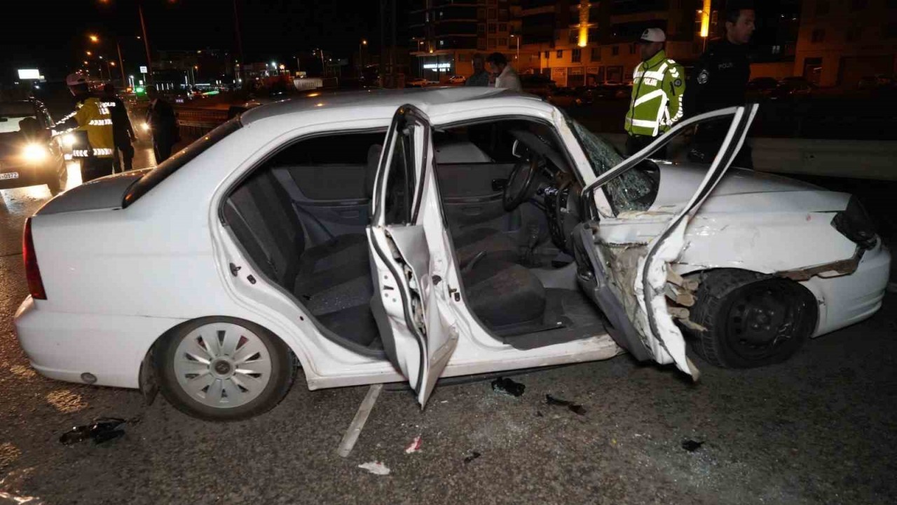 Kepçe ile 2 otomobilin karıştığı kazada araçlar hurdaya döndü: 4 yaralı