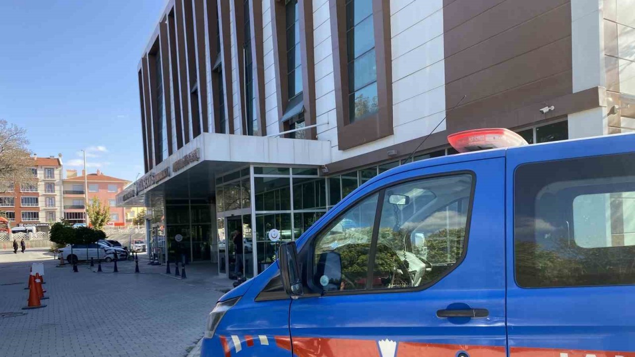 Kontrolden çıkan otomobil  şarampole devrildi: 2 yaralı