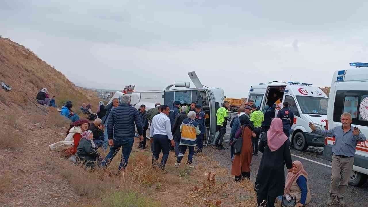 Midibüs Devrildi: 15 yaralı