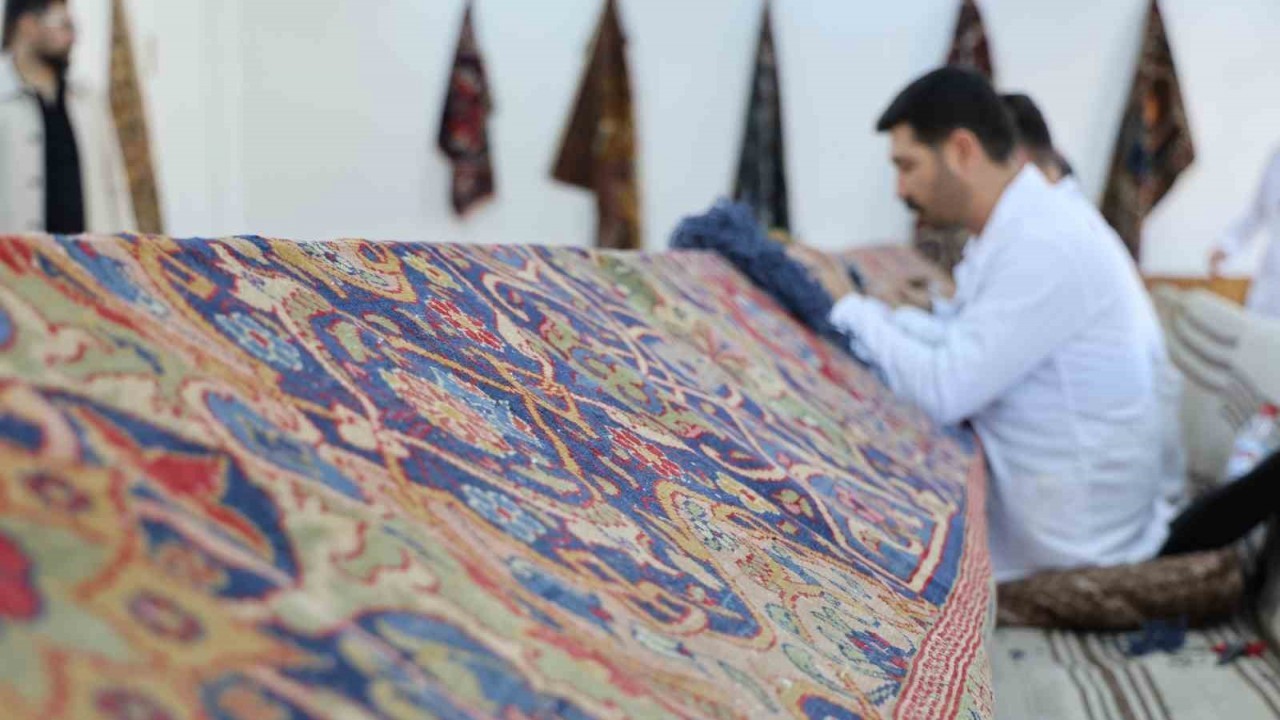 Osmanlı'nın Hollanda'ya Hediye Ettiği 118 Yıllık Hereke Halısı Aksaray'da Restorasyona Alındı