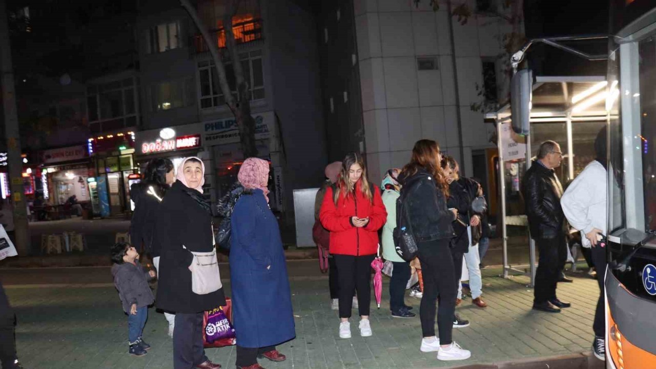 (ÖZEL) Vatandaşların geç gelen belediye otobüsü isyanı