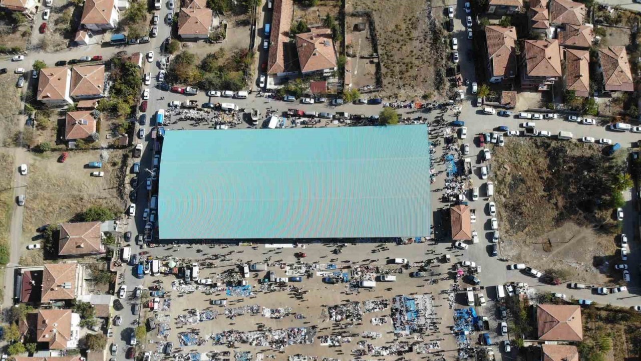 Pazarda Yok Yok: Vatandaşlar Ucuz Ürün Almak İçin Buraya Akın Ediyor