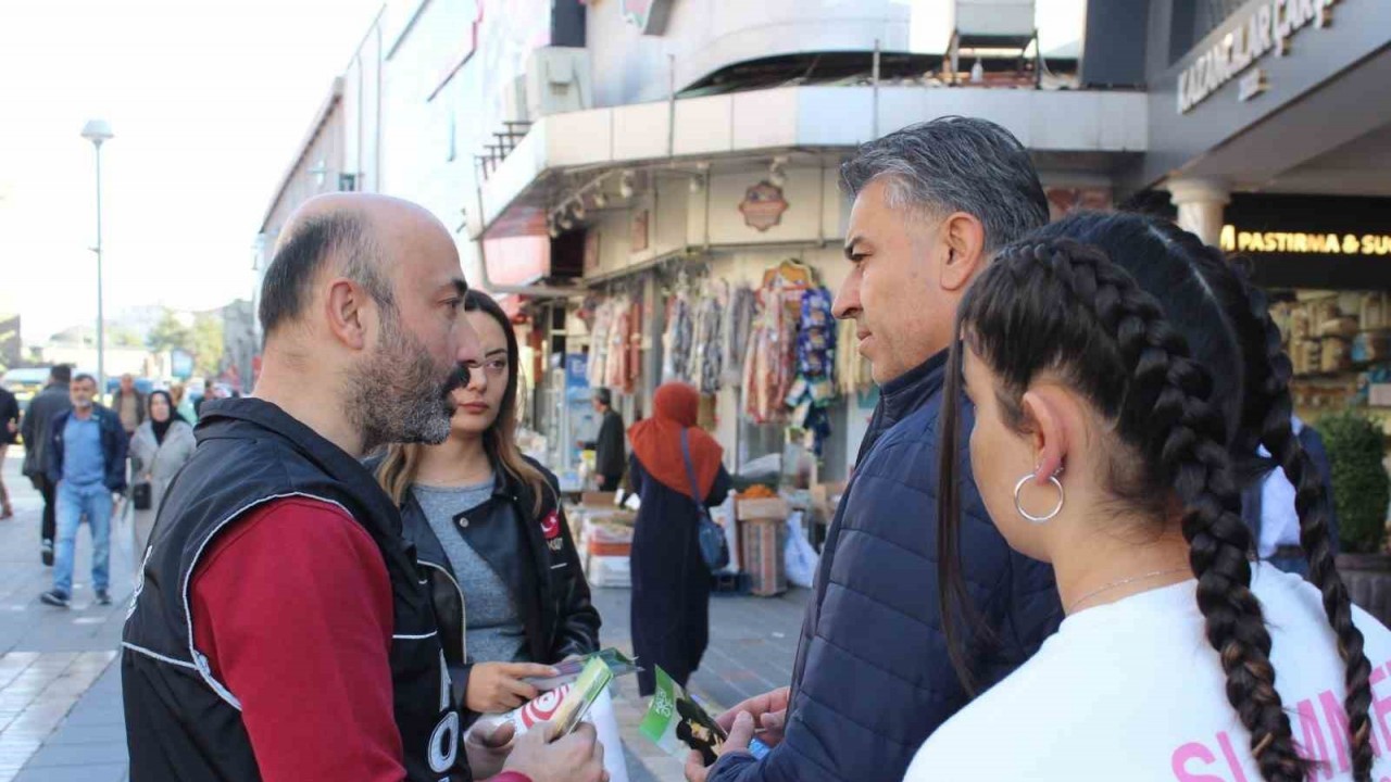 Polis ekiplerinden vatandaşa uyuşturucu bilgilendirmesi