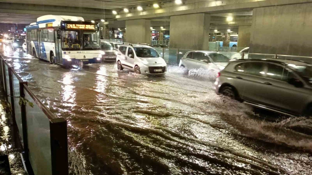 Sağanak etkili oldu,  yolları su bastı