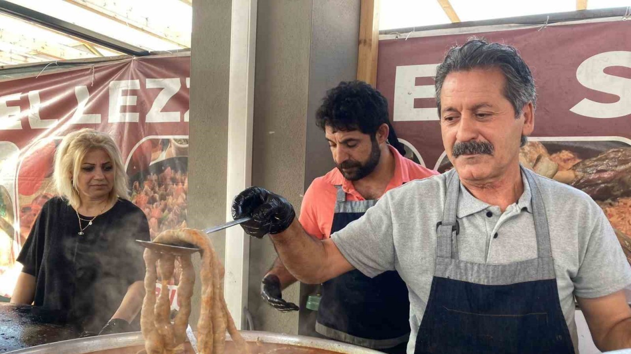 Şırdan yeme yarışmasından renkli görüntüler oluştu