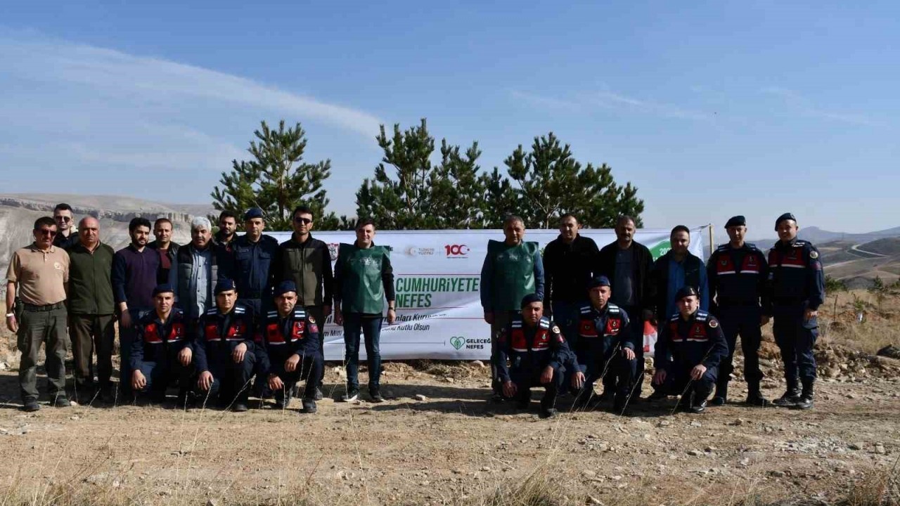 Sivas’ta 65 bin fidan Cumhuriyetin 100’üncü yılında toprakla buluştu