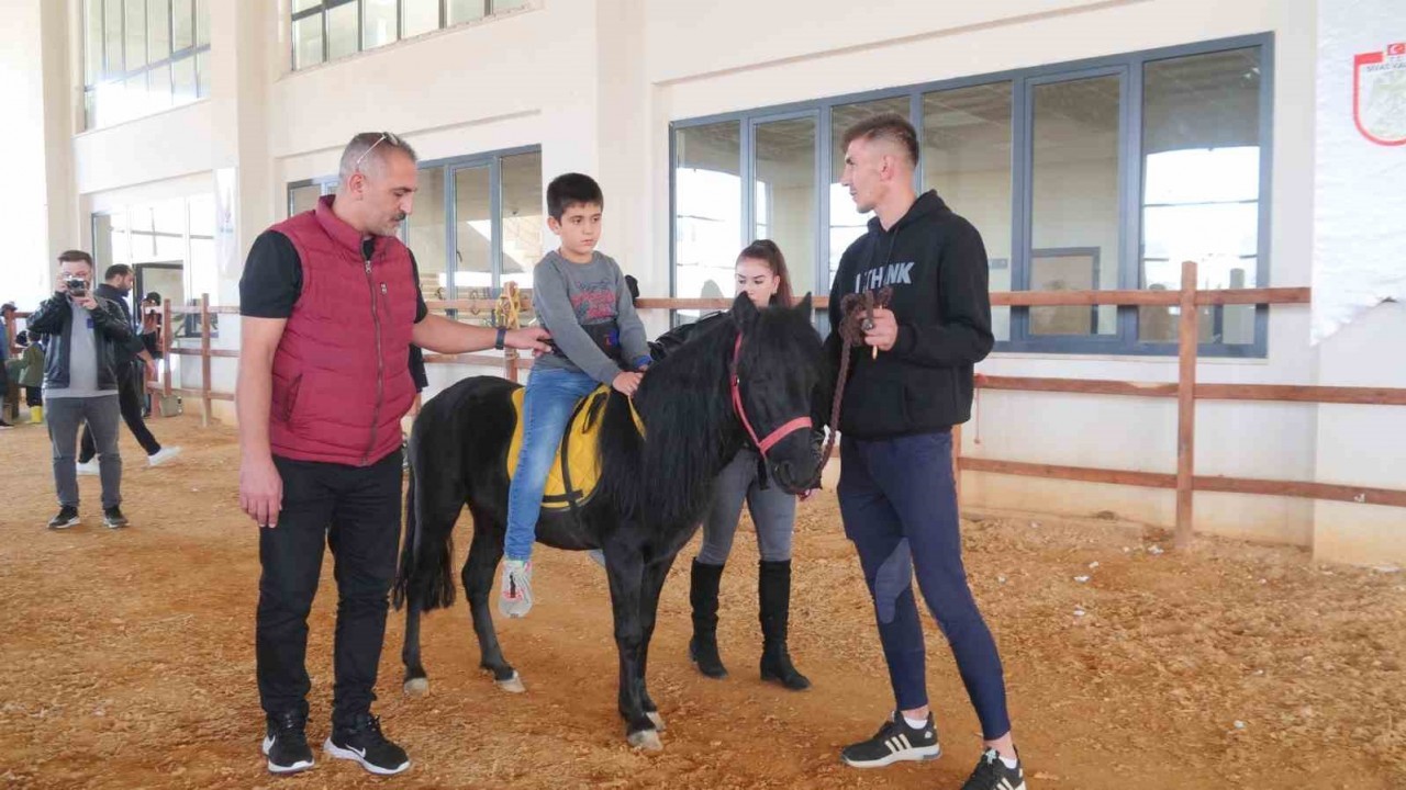 Sivas’ta ilk,  engeller hippoterapi ile aşılacak