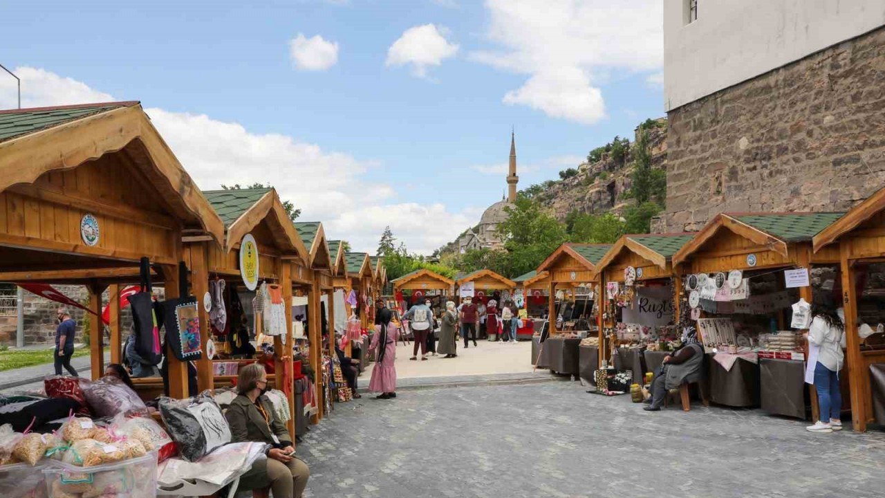 Sonbaharın son maharetli elleri