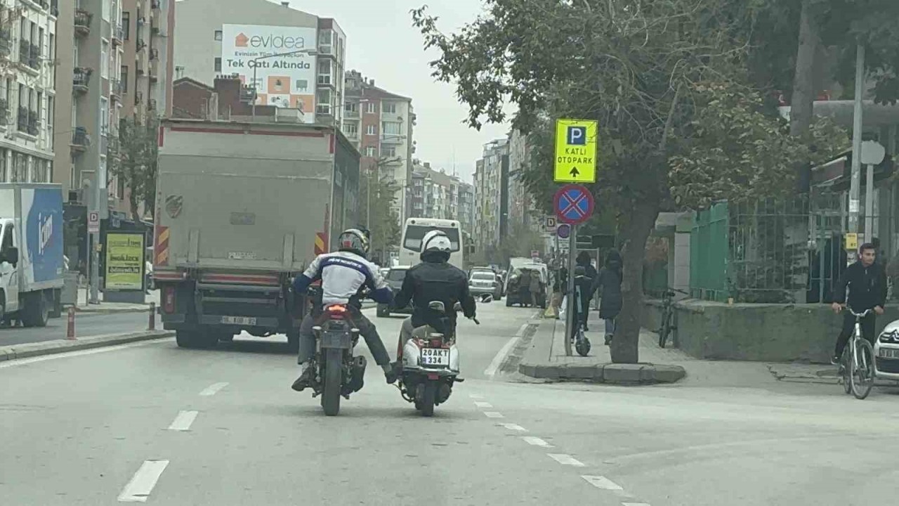 Trafikte Tehlikeli Motosiklet Yolculuğu