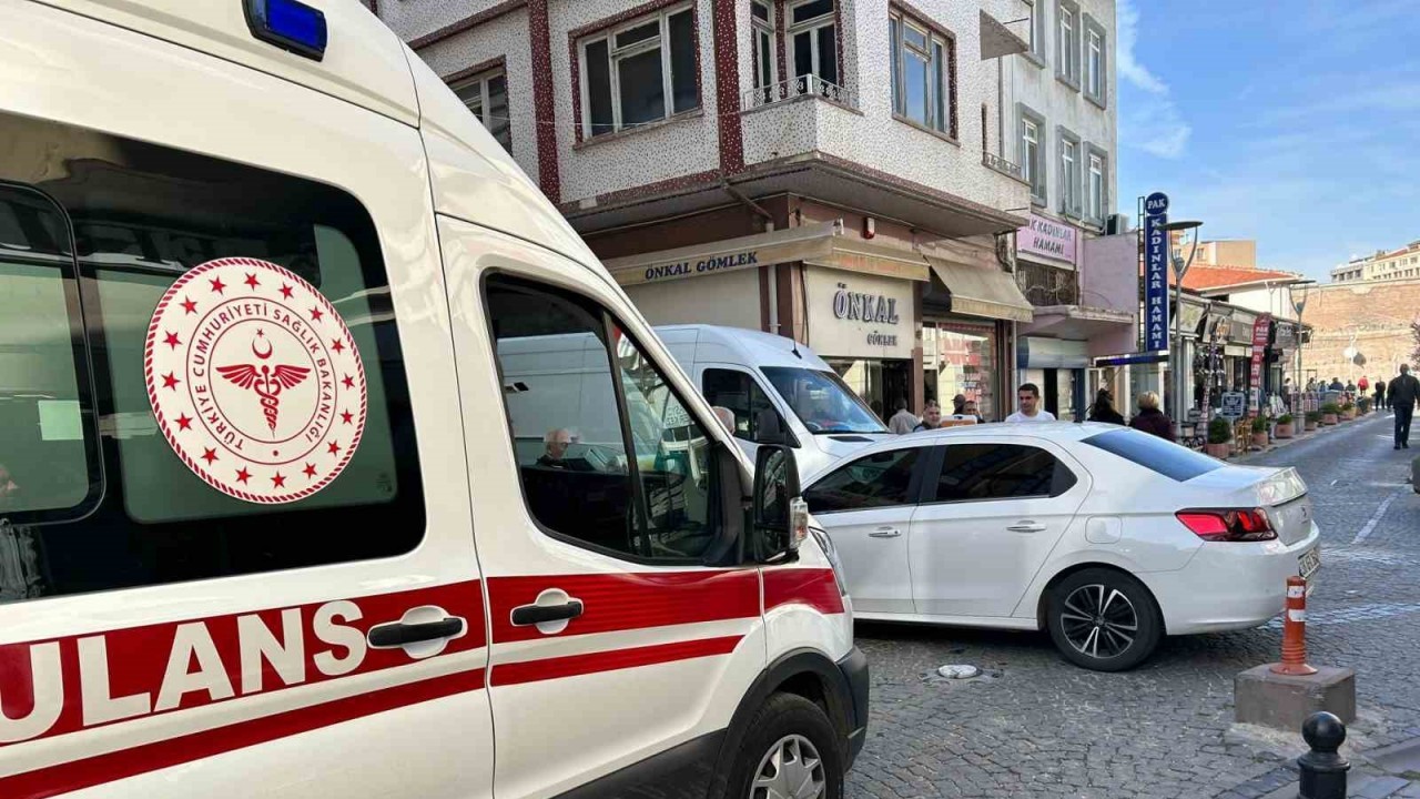 Yoğun trafik müdahaleye giden ambulansı geciktirdi