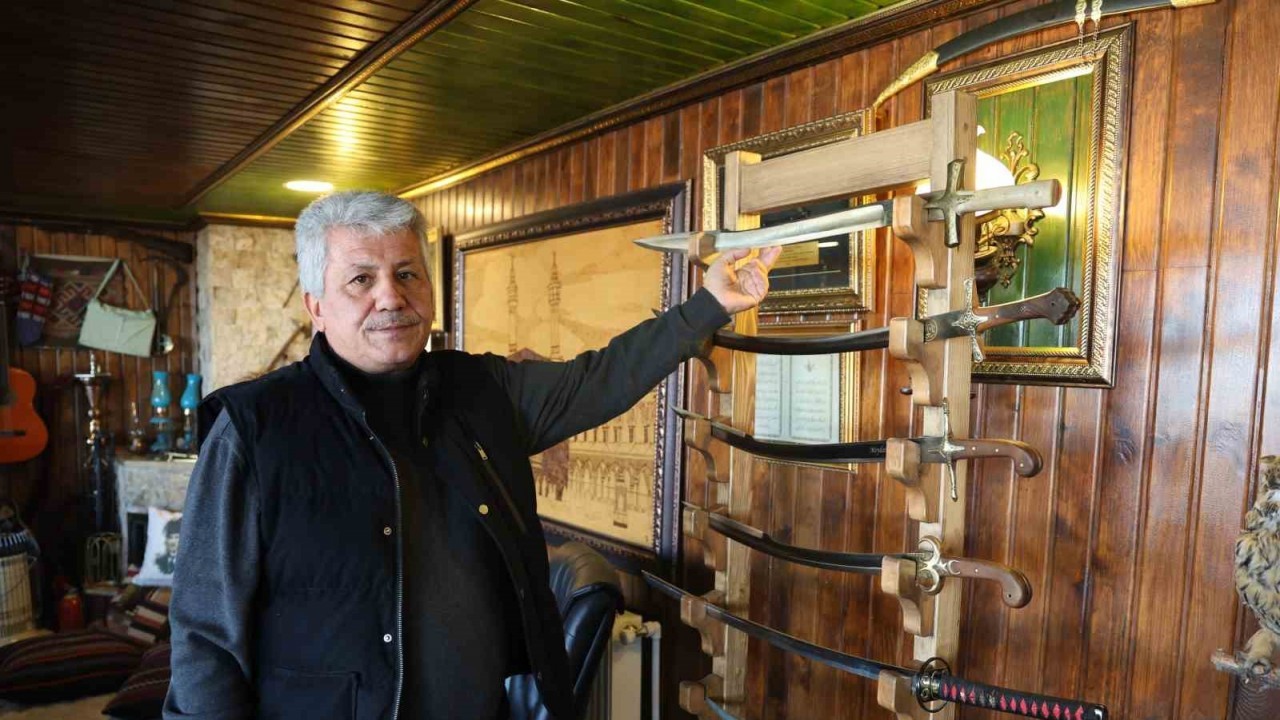 Antika Tutkunu İş Yerini Müzeye Çevirdi