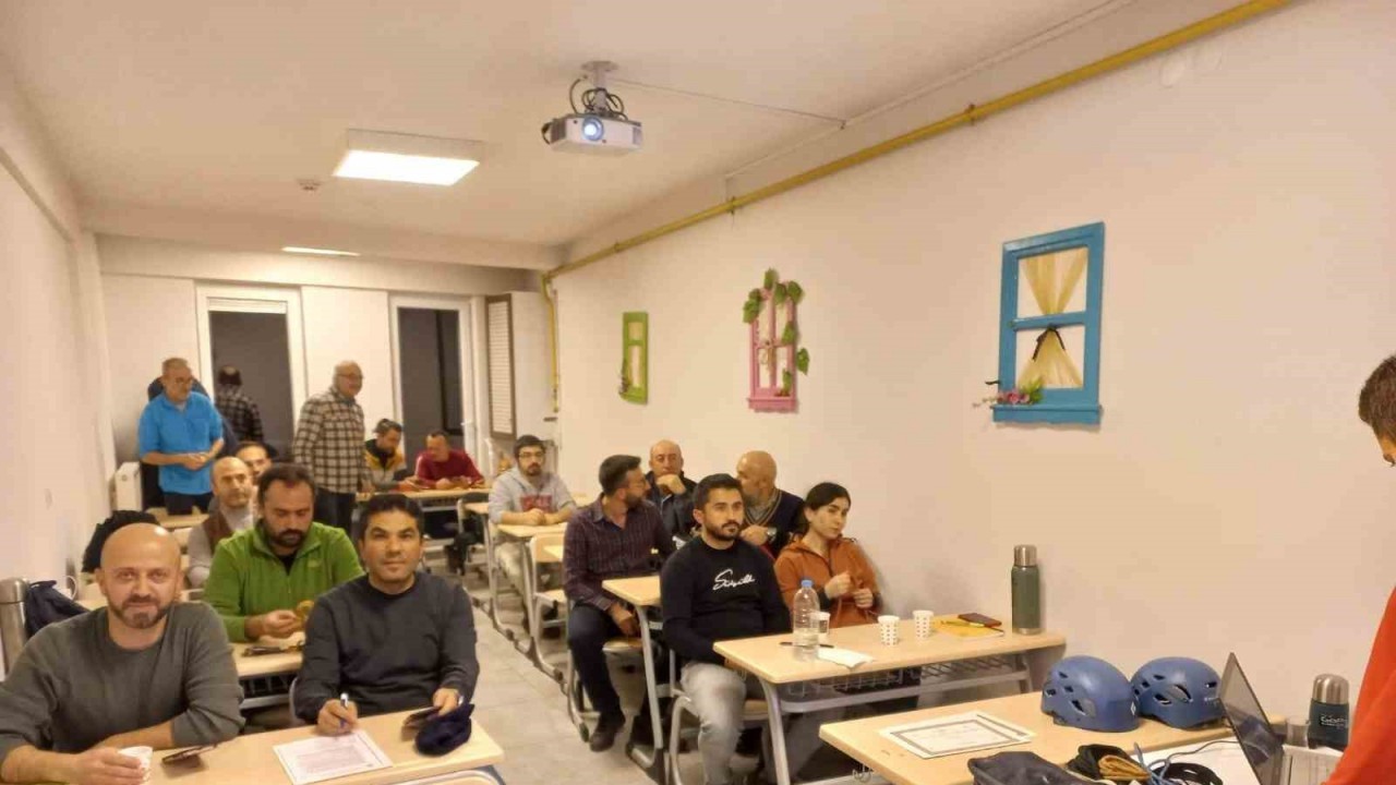 Dağcı Adaylarına Eğitim Veriliyor