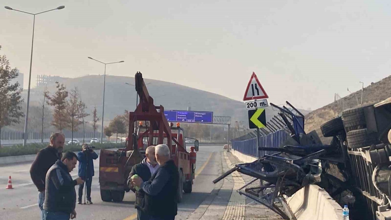 Servis Otobüsü Devrildi: 2 Yaralı