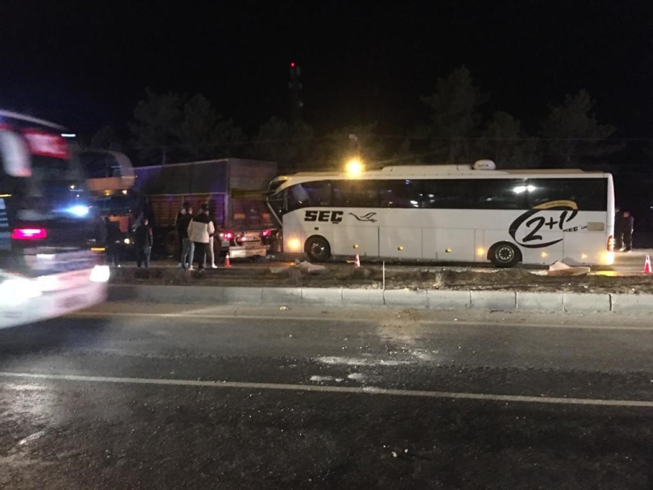 Yolcu Otobüsü Tıra Çarptı 11 Kişi Yaralandı