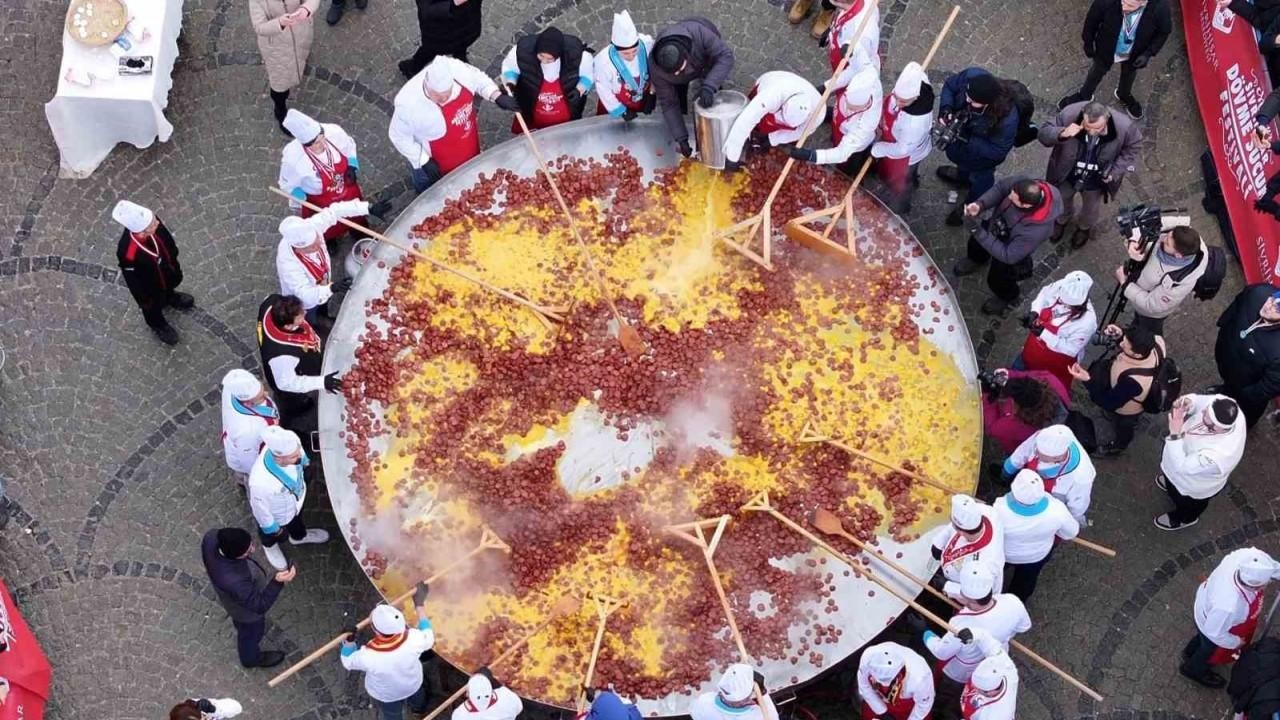 Dev Sucuklu Yumurta Şöleni! Dev tavada 3 bin 500 adet yumurta ve 500 kilo sucuk pişirildi