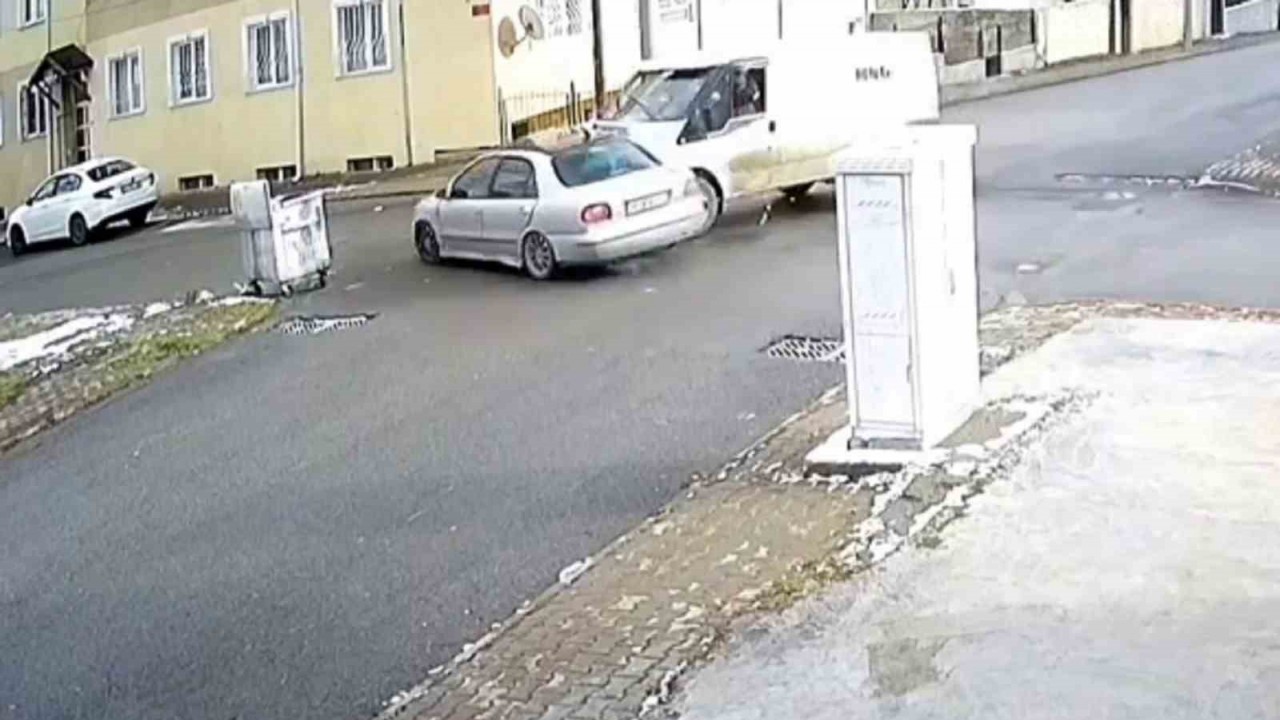 Kargo Minibüsü İle Otomobil Çarpıştı: 5 Yaralı