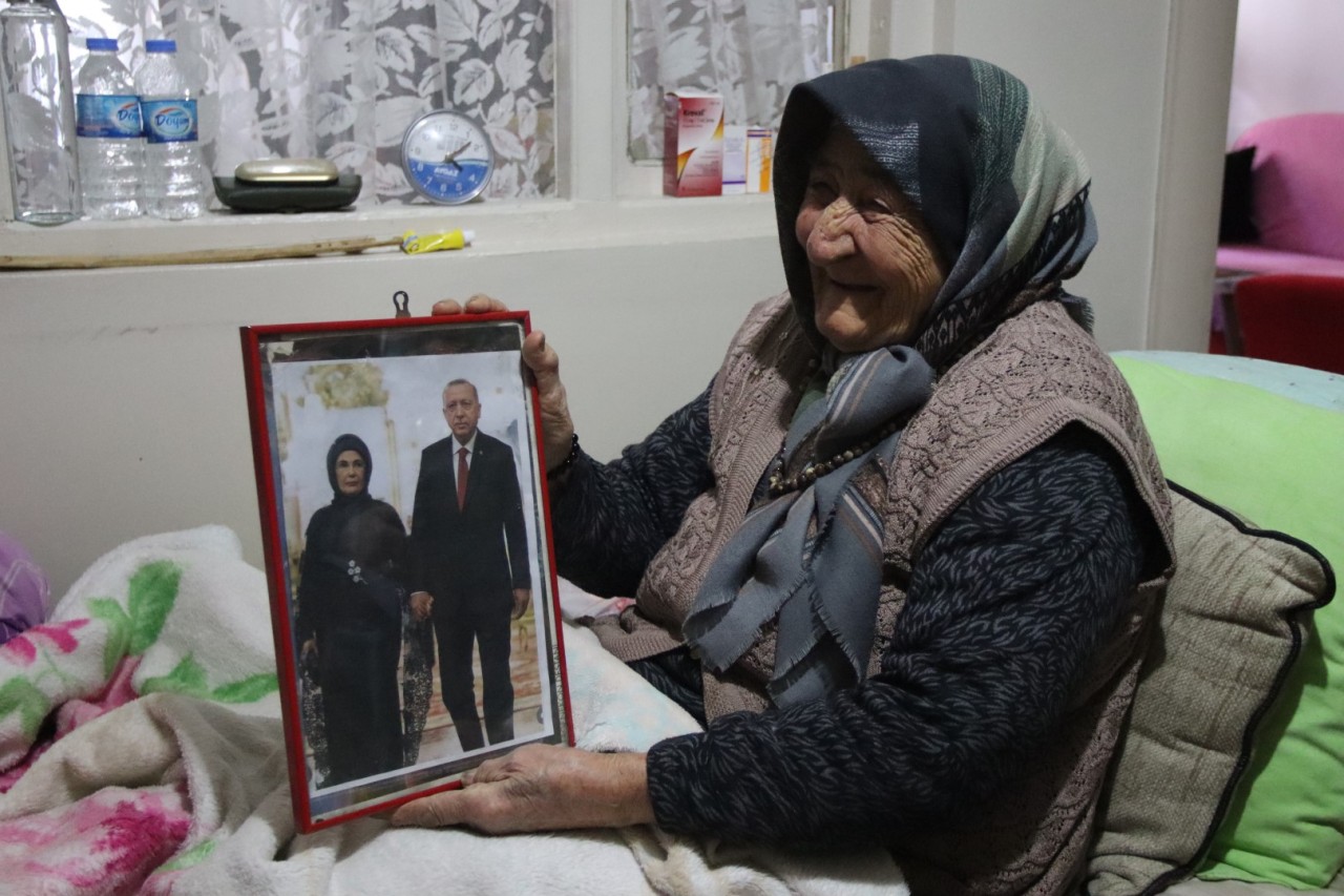 92 Yaşındaki Latife Teyze'den Cumhurbaşkanı Erdoğan'a Mani ile Sevgi Gösterisi